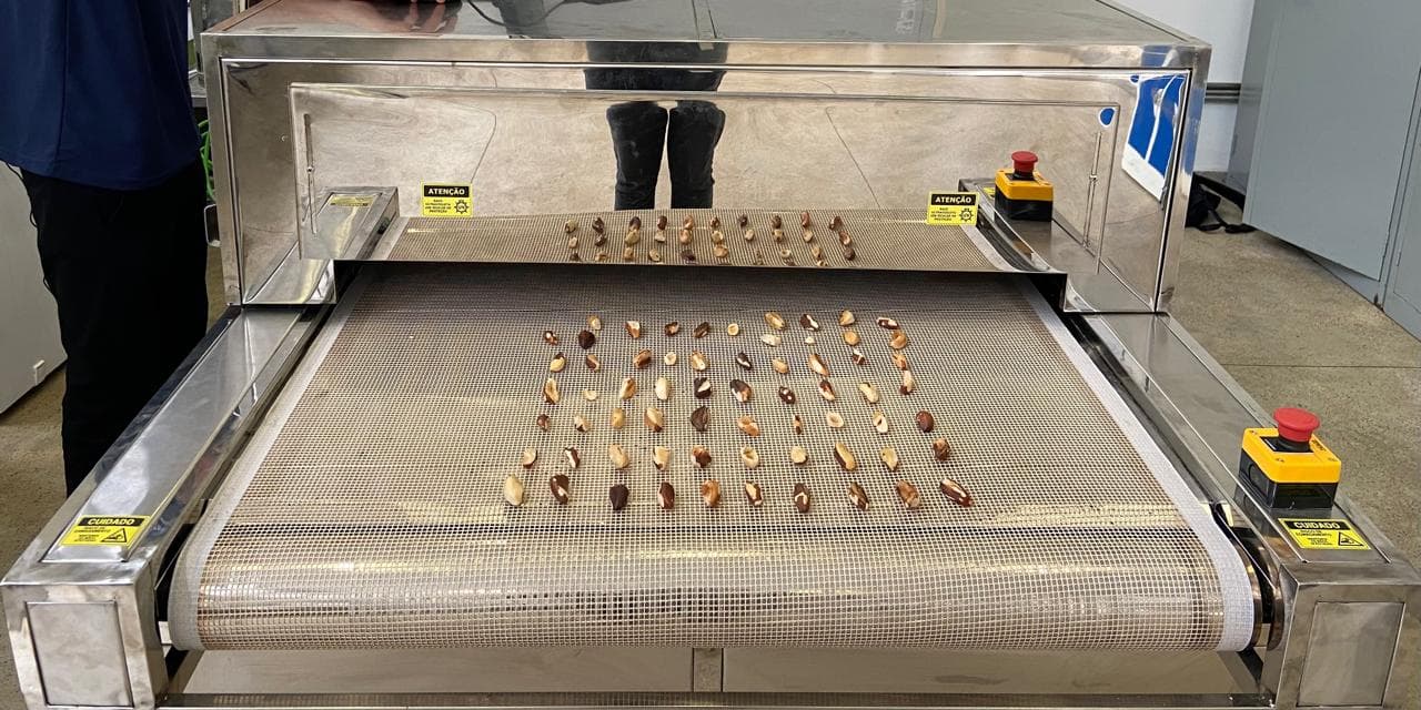 Esteira com produtos para classificação